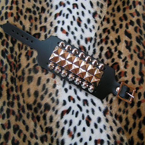 Armband mit Kegel- und Pyramidennieten