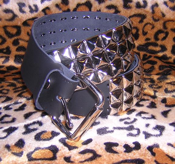 Gürtel 3 reihig Pyramidennieten